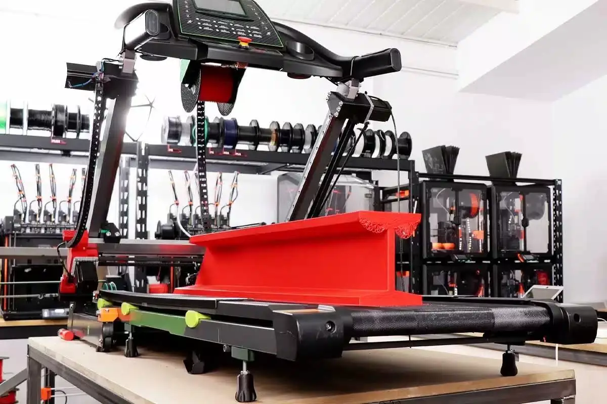 Une imprimante 3D installée sur un tapis roulant.