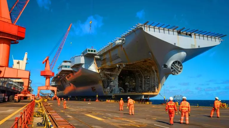Illustration de la déconstruction complexe d'un porte-avions nucléaire américain. Image réalisée par IA.