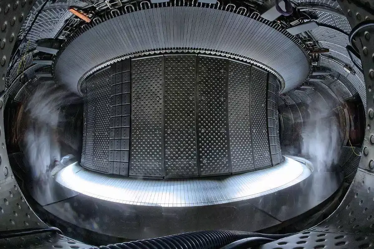 Vue interne d'un réacteur de fusion Tokamak.
