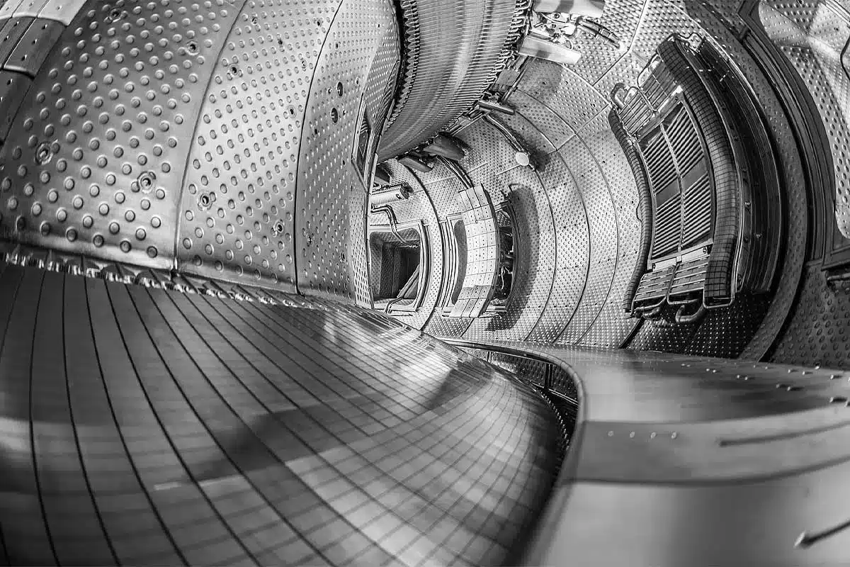 Vue rapprochée de l'intérieur du Tokamak WEST au CEA.