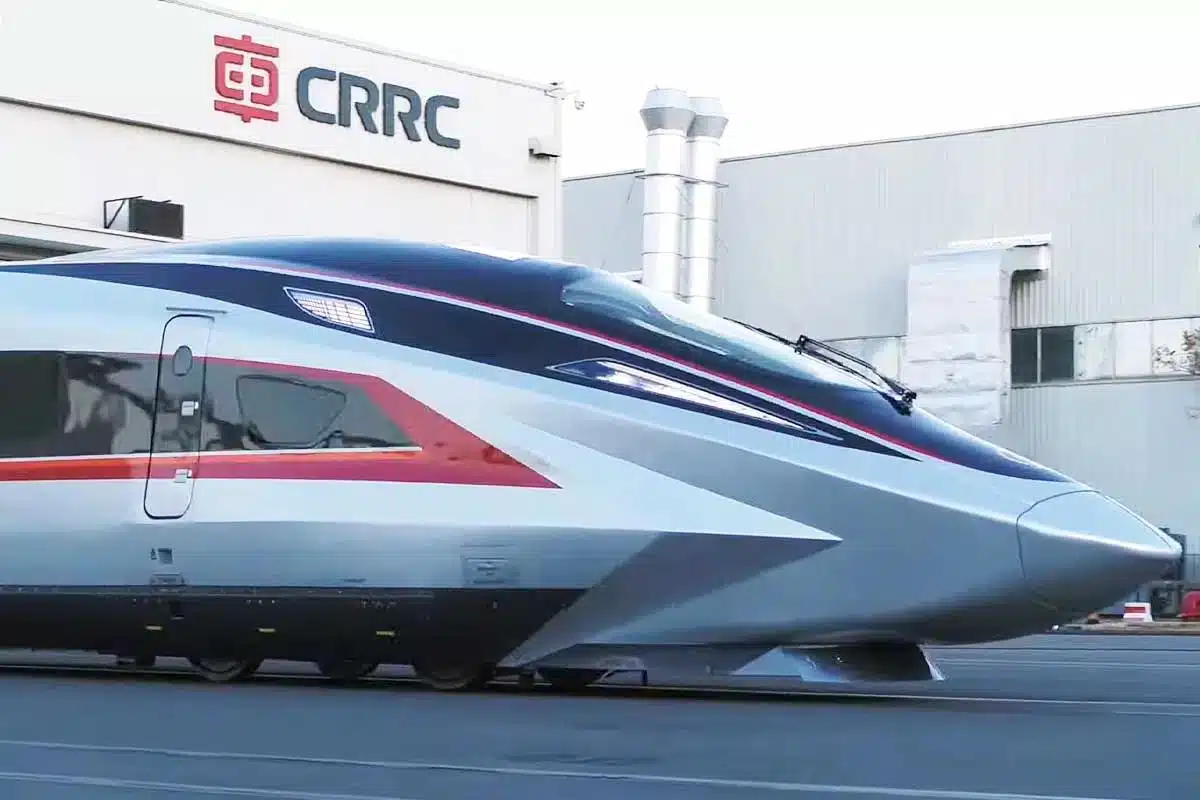 Le train CR450AF quittant les usines de production de CRRC.