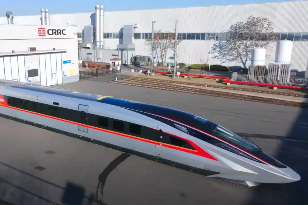 Un train rapide émergeant des ateliers de production chinois.