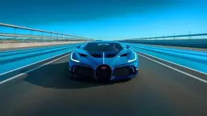 Illustration de la Bugatti Mistral atteignant la vitesse record de 453,91 km/h (création par IA, illustration non réaliste). Crédit : Ideogram.
