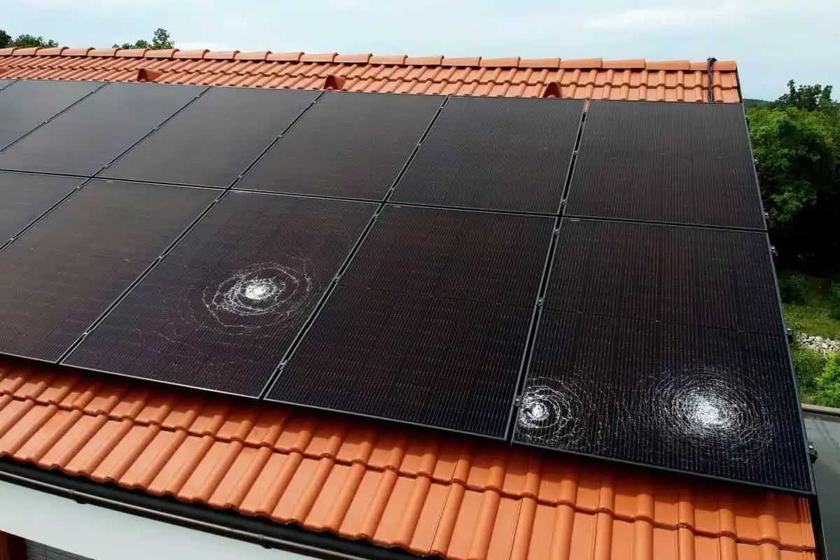 Des panneaux solaires abîmés suite à une chute de grêle.