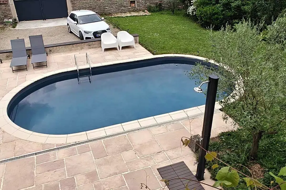 Un bassin dans le jardin.