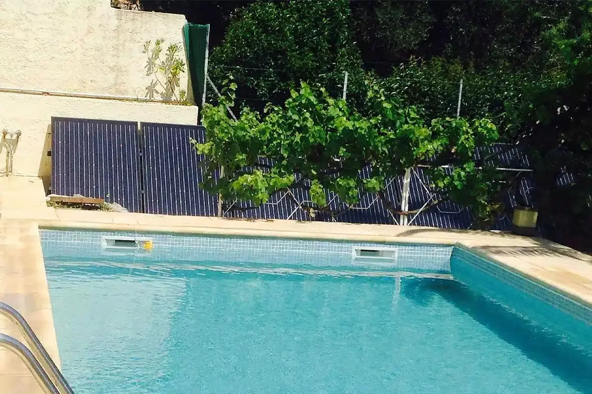 Une piscine réchauffée grâce à l'énergie solaire thermique.