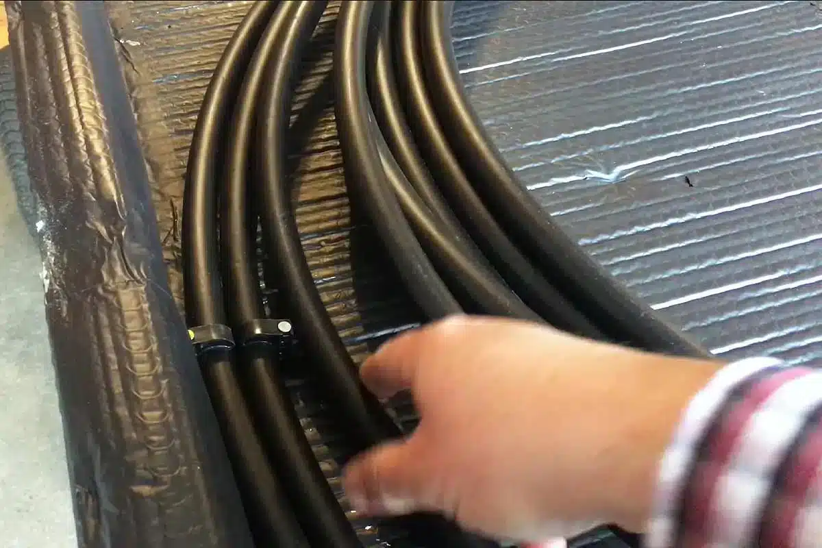 Fixation du tuyau à l'intérieur du cadre.