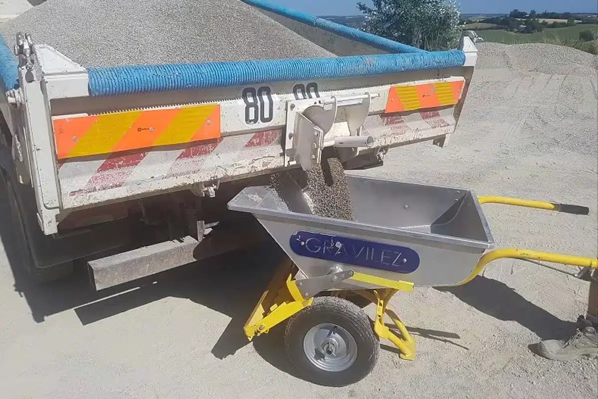 Chargement d'une brouette Gravilez.