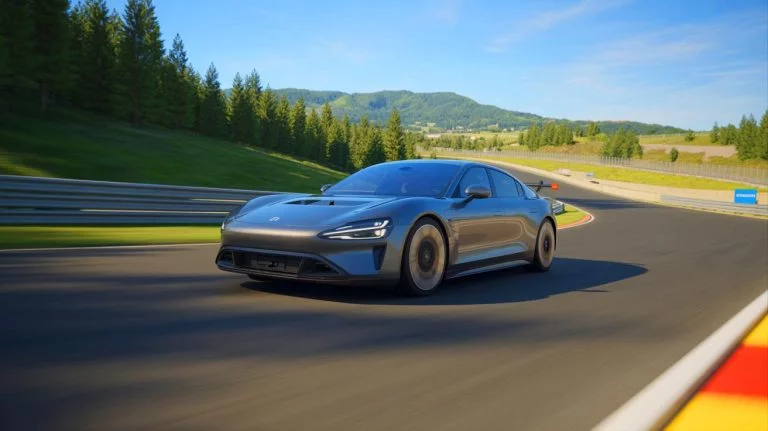 Illustration de la voiture électrique Xiaomi SU7 Ultra sur le circuit du Nürburgring Nordschleife. Image réalisée par IA.