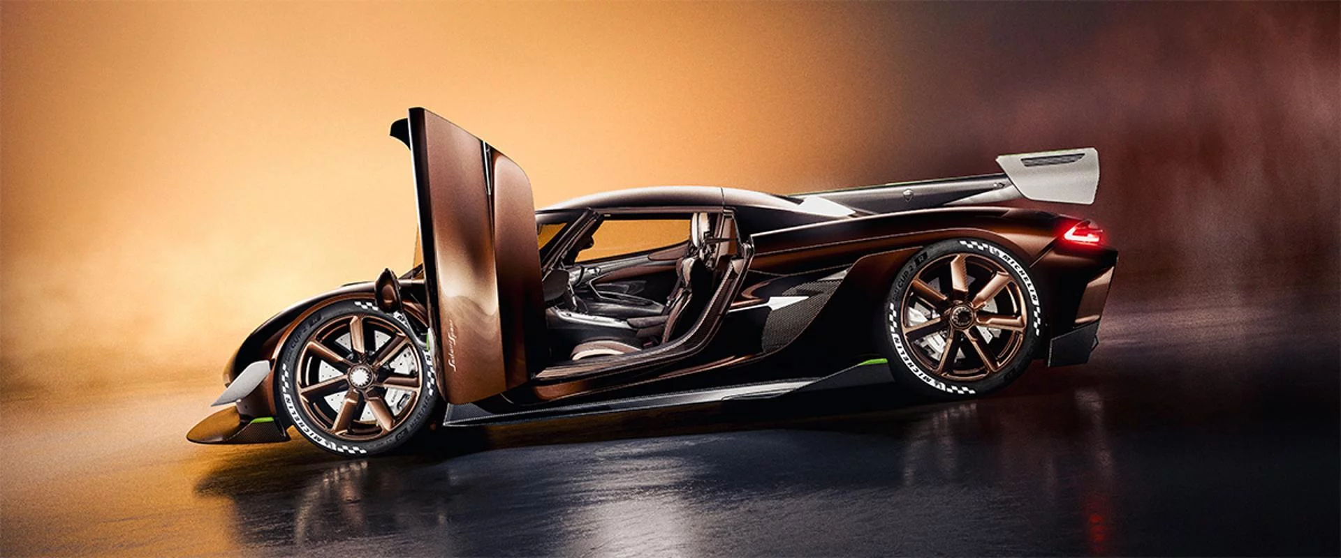 Ce bolide de circuit s'inspire de la Jesko Attack de 2019, avec une aérodynamique retravaillée, une cartographie moteur optimisée et un allègement significatif.