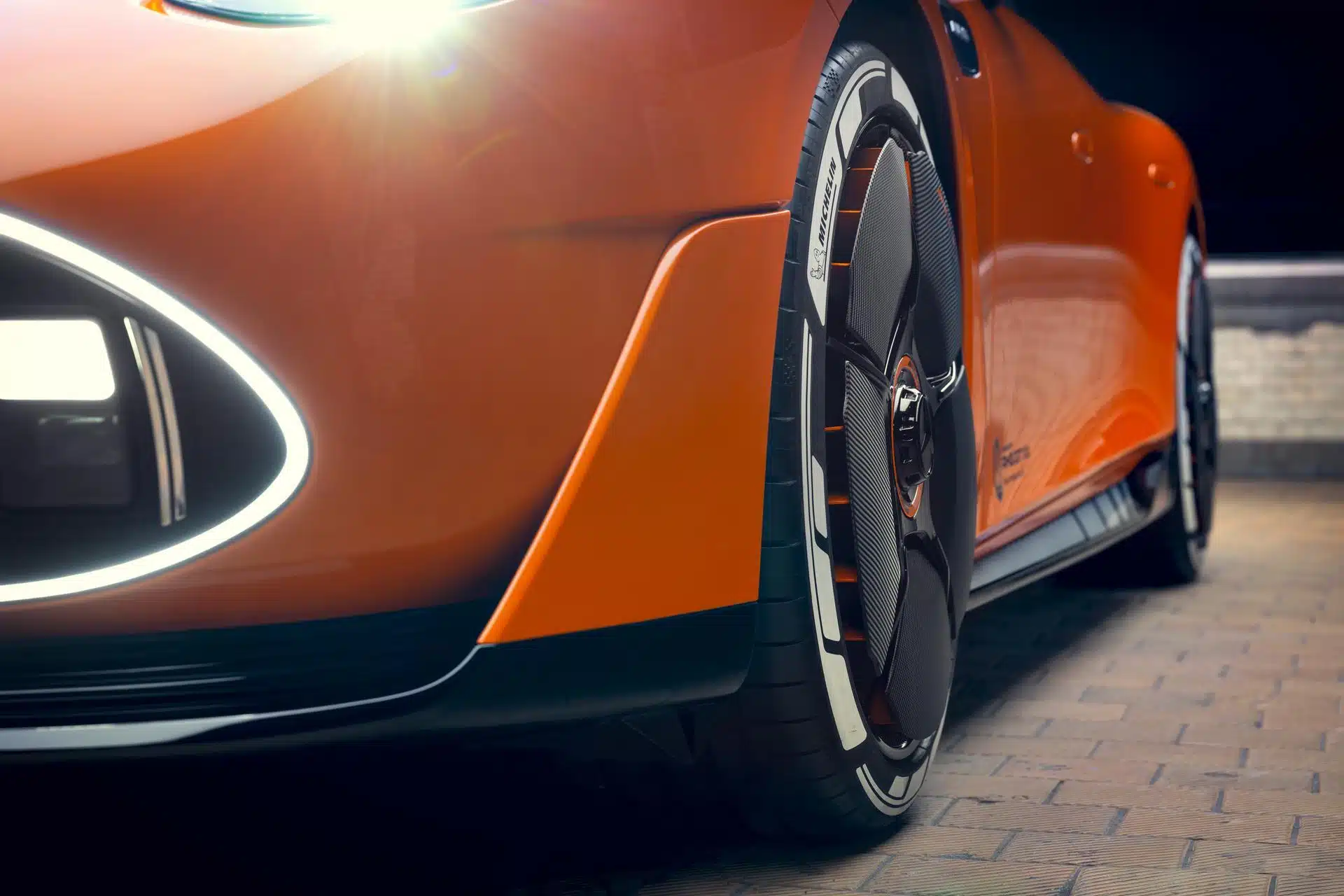 Les ailettes des roues du Concept AMG GT XX peuvent s'ouvrir ou se fermer pour diriger l'air de refroidissement vers les freins.