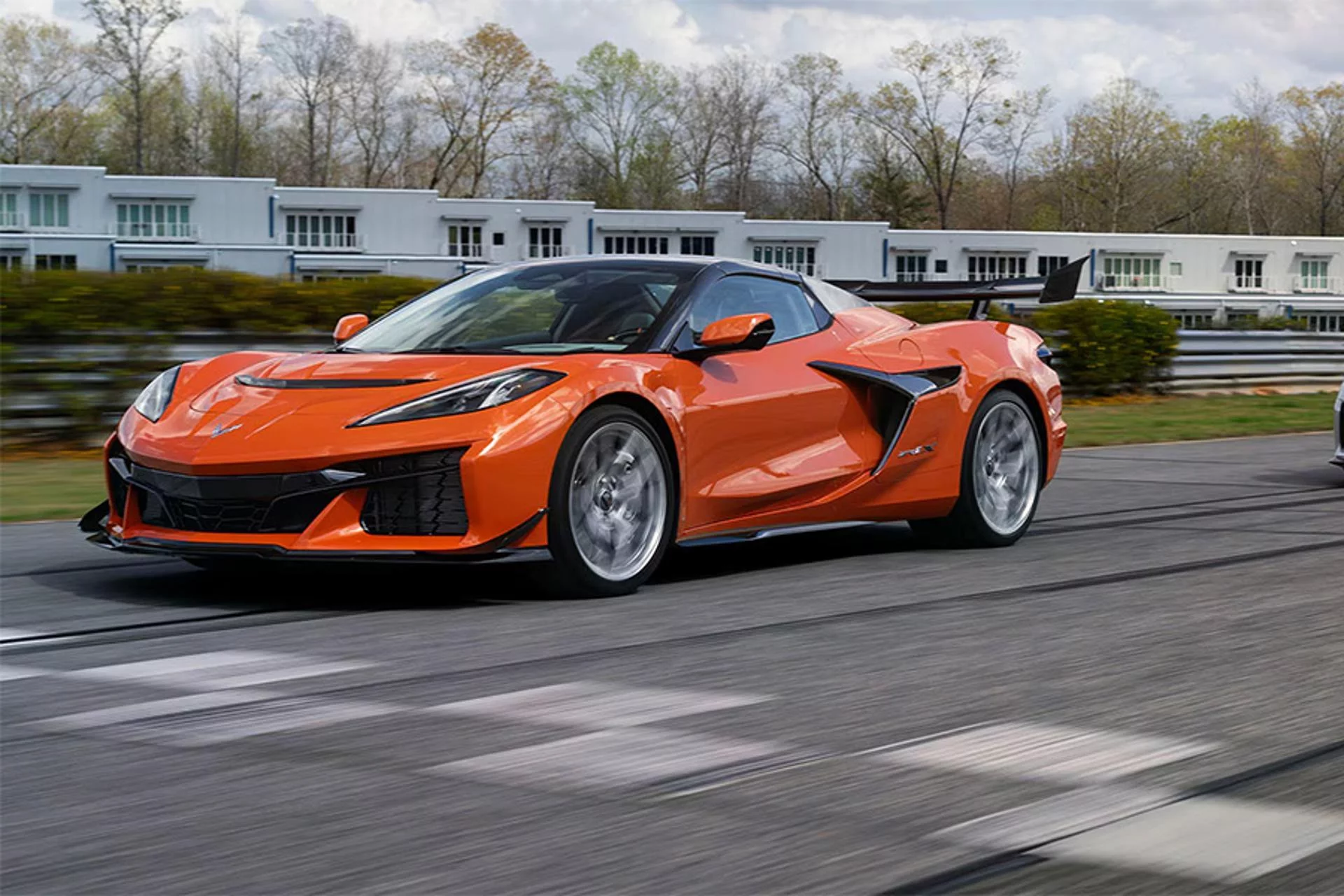 Chevrolet annonce que la ZR1X hybride à transmission intégrale parcourt le quart de mile en moins de 9 secondes.