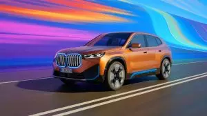 Illustration de la BMW iX 2026, véhicule électrique avec une autonomie record. Image réalisée par IA.