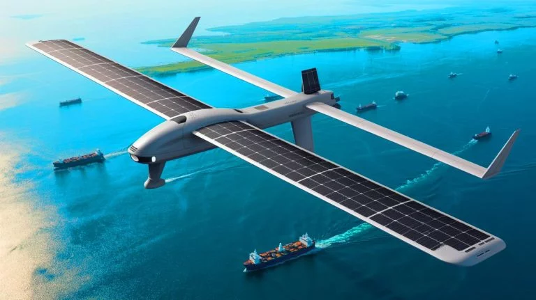 Un drone solaire au gigantisme inédit : découvrez cet engin aux ailes de Boeing 747 promettant des vols ininterrompus pendant un mois complet Illustration de l'impact révolutionnaire du drone solaire Skydweller sur la surveillance aérienne. Image réalisée par IA.