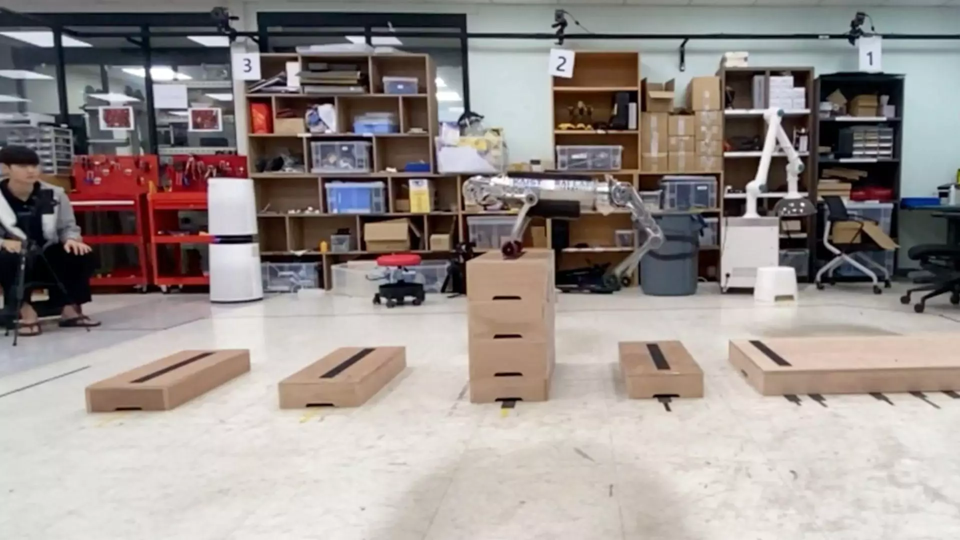 Raibo1, un robot à quatre pattes, a traversé des pierres, escaladé des murs, franchi des escaliers et sauté des fossés lors de tests d'un nouveau système de contrôle.