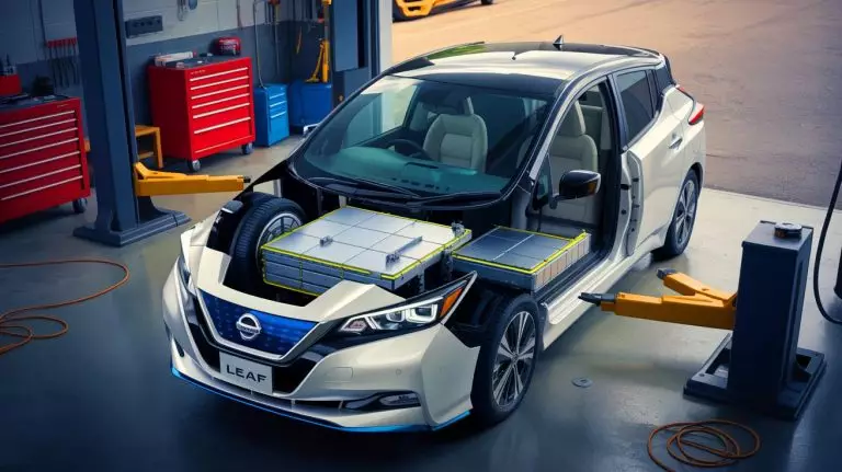 Illustration de la transformation d'une Nissan Leaf de première génération avec une batterie moderne. Image réalisée par IA.