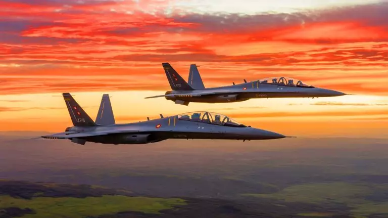 Illustration de deux avions d'entraînement de combat chinois, le FTC-2000G et le L15. Image réalisée par IA.