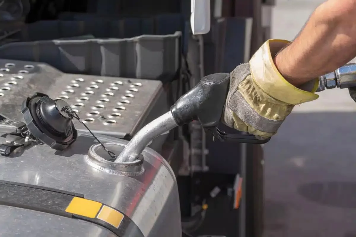 Face à l'augmentation des vols de carburant, il conçoit un bouchon de réservoir sécurisé.