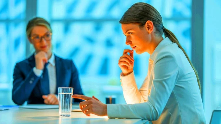 Illustration de l'évaluation comportementale des candidats en entretien d'embauche par le test du verre d'eau, générée par intelligence artificielle.