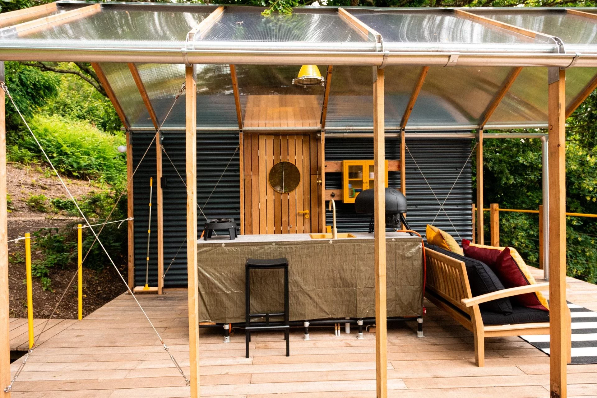 La Birdhouse Modular est une petite maison modulaire qui peut être aménagée en un simple refuge ou en une résidence familiale plus spacieuse