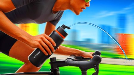 Illustration de la bouteille Active-Pump Sports Bottle en action pour les cyclistes, générée par intelligence artificielle.