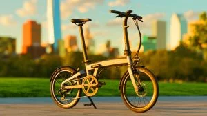Illustration de la présentation du vélo électrique pliant Dahon K-Feather, image générée par intelligence artificielle.