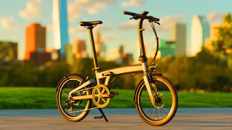 Illustration de la présentation du vélo électrique pliant Dahon K-Feather, image générée par intelligence artificielle.