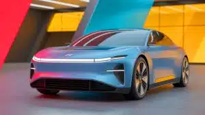 « 5 minutes pour 3 000 km » : la technologie de Huawei bouleverse totalement les standards de la voiture électrique Illustration de la batterie révolutionnaire de Huawei offrant 3 000 km d’autonomie avec une recharge de cinq minutes. Image réalisée par IA.