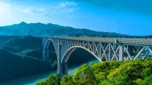 Illustration de l'imposant pont du Grand Canyon de Huajiang s'élevant à 625 mètres au-dessus de la rivière Beipan. Image réalisée par IA.
