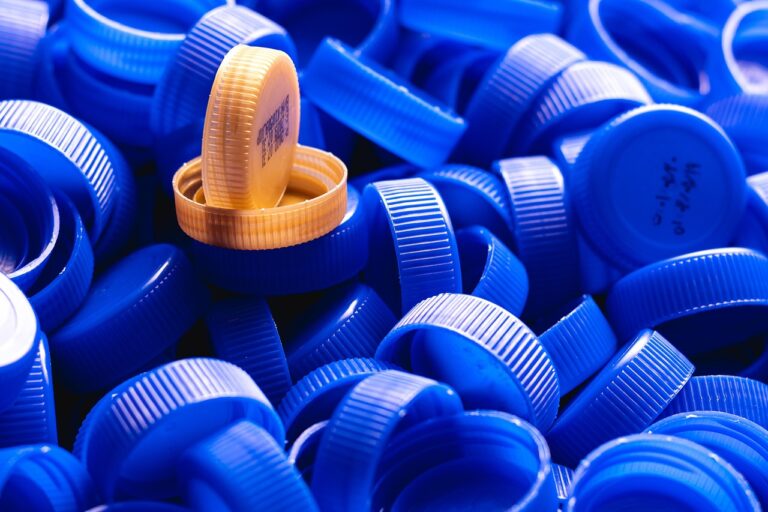 « Transformer le plastique en paracétamol, c’est notre quotidien » : l’incroyable prouesse des chimistes qui transforment nos déchets en médicaments essentiels