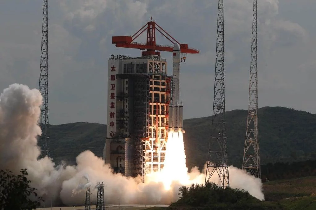 Ce lanceur Longue Marche 6A, qui a décollé mardi depuis le Centre de lancement de satellites de Taiyuan, aurait généré un nuage de débris spatiaux après avoir placé en orbite les premiers satellites d'un réseau internet mondial. Photo : CCTV