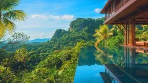 Illustration de la piscine semi-cantilever transparente de l'hôtel MYS Khao Yai, générée par intelligence artificielle.