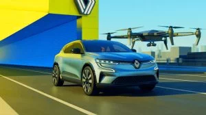 « Renault affronte une tempête industrielle » : chute des ventes électriques, retour militaire controversé et pari risqué sur Alpine sportive Illustration de la stratégie de Renault face à la baisse des ventes de véhicules électriques.