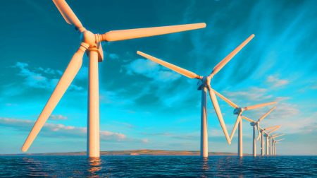 Illustration de pales de turbine éolienne géantes prêtes pour l'installation offshore.