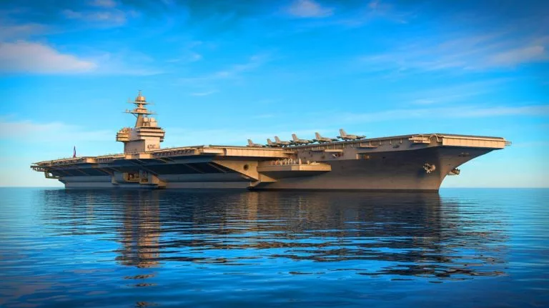« C’est deux fois le Charles de Gaulle » : le porte-avions américain de 337 mètres embarque 90 avions contre 40 pour la France Illustration de l'USS Gerald R. Ford, le plus grand porte-avions du monde, symbole de la puissance militaire américaine.