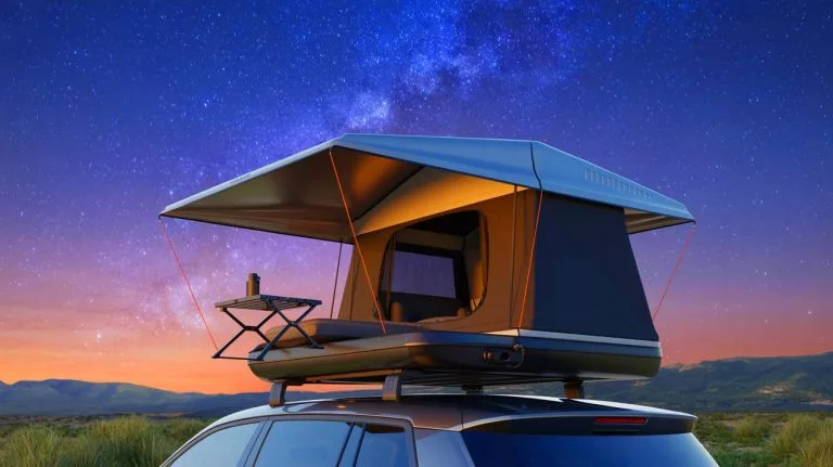 Illustration de la tente de toit Sky Rover de Wild Land avec son toit transparent et ses accessoires intégrés.