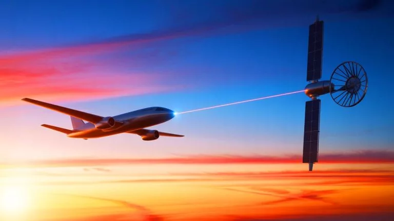 Illustration de la communication laser entre un avion et un satellite en orbite basse.