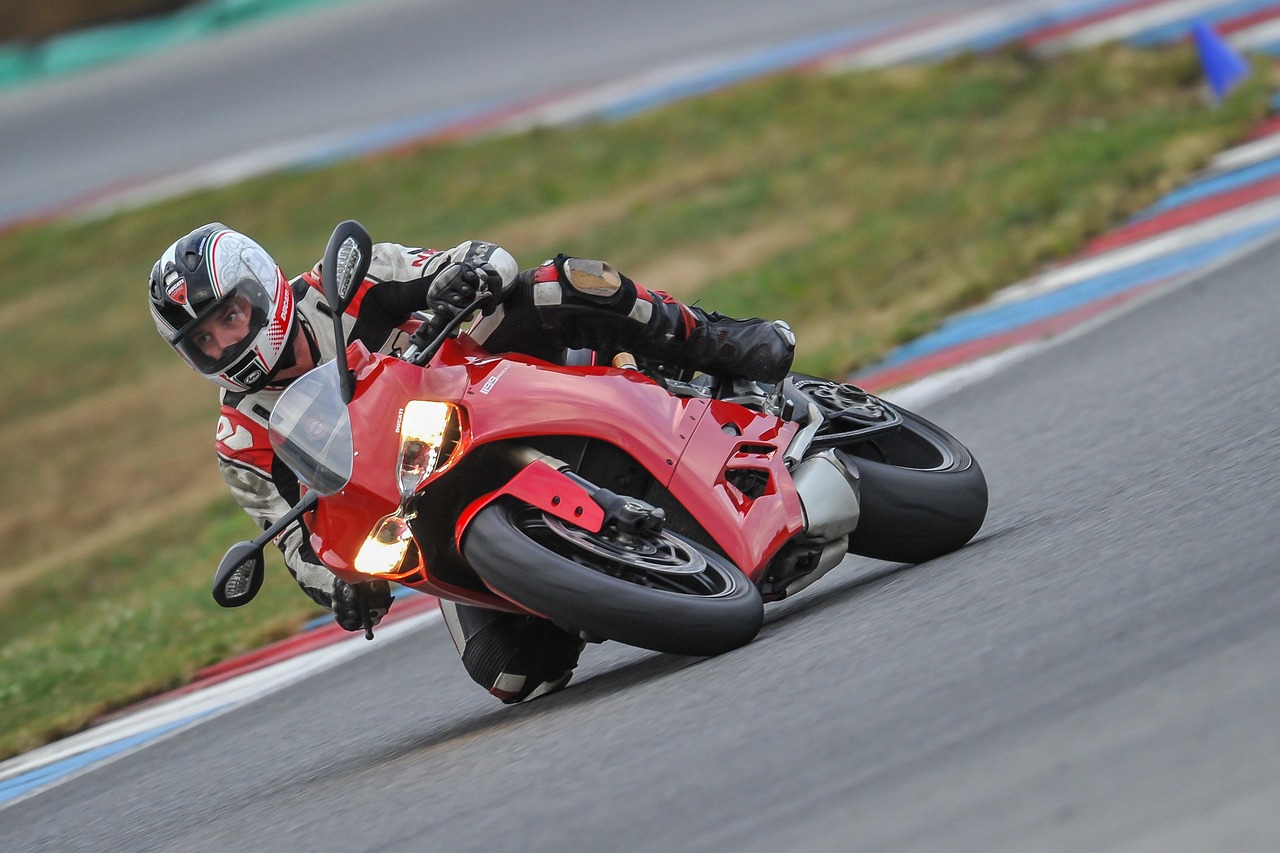 Volkswagen teste une batterie révolutionnaire dans une moto Ducati : la fin des recharges fréquentes ?