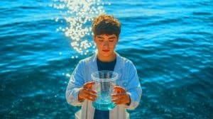 Illustration de la méthode innovante de décomposition du plastique dans les océans par un adolescent de 16 ans.