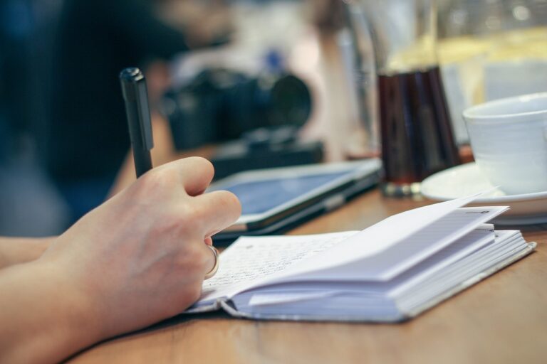 La révolution du stylo à bille : 80 ans d&rsquo;évolution qui ont transformé notre façon d&rsquo;écrire et de penser