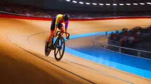 Illustration de l'exploit d'Oscar Delaite réalisant une roue arrière de 150 km sur une piste intérieure.