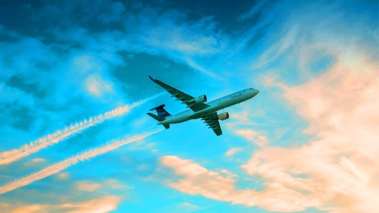 « Ces traînées nous réchauffent » : Thales mise sur l’intelligence artificielle pour effacer les nuages des avions et sauver le ciel (tests déjà en vol)