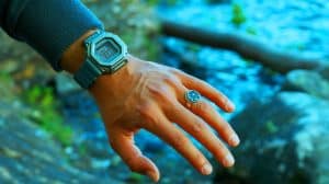 Illustration de la Casio G-Shock Nano, une montre-bague innovante et miniature.