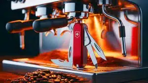 Victorinox et La Marzocco : un couteau suisse pour baristas qui transforme l’art du café au quotidien Illustration de la collaboration entre Victorinox et La Marzocco pour créer un couteau suisse dédié aux baristas.