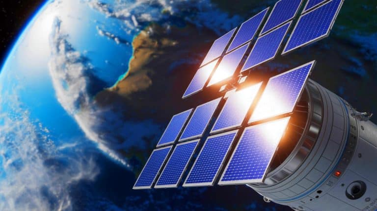 Dcubed révolutionne l&rsquo;espace : des panneaux solaires géants imprimés en 3D directement en orbite, une avancée majeure