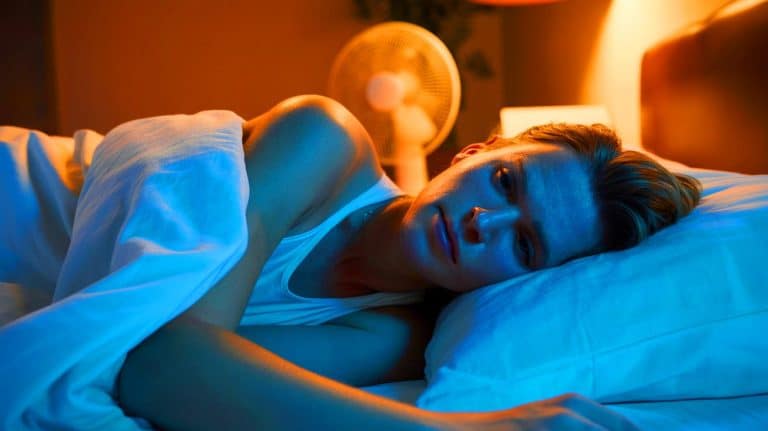 Les nuits chaudes perturbent le sommeil : des risques insoupçonnés révélés par une étude récente