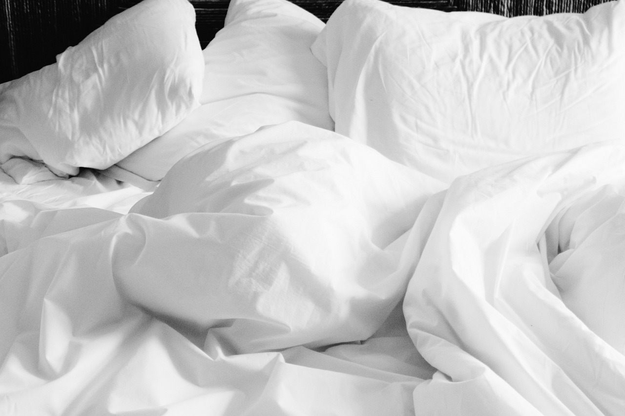 Les nuits chaudes perturbent le sommeil : des risques insoupçonnés révélés par une étude récente
