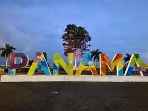 Panama Papers : sociétés offshore, avocats suisses et trafic d’œuvres a large sign that says panama with a tree in the background